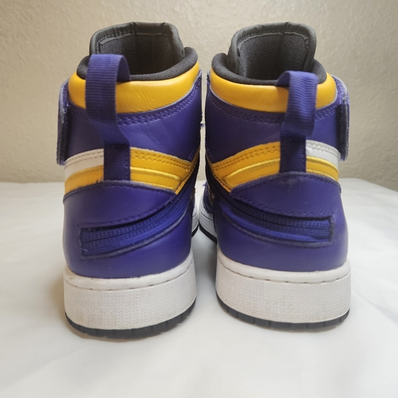 Air Jordan 1 High FlyEase Laker - Youth 4.5 - Picture 5 of 9